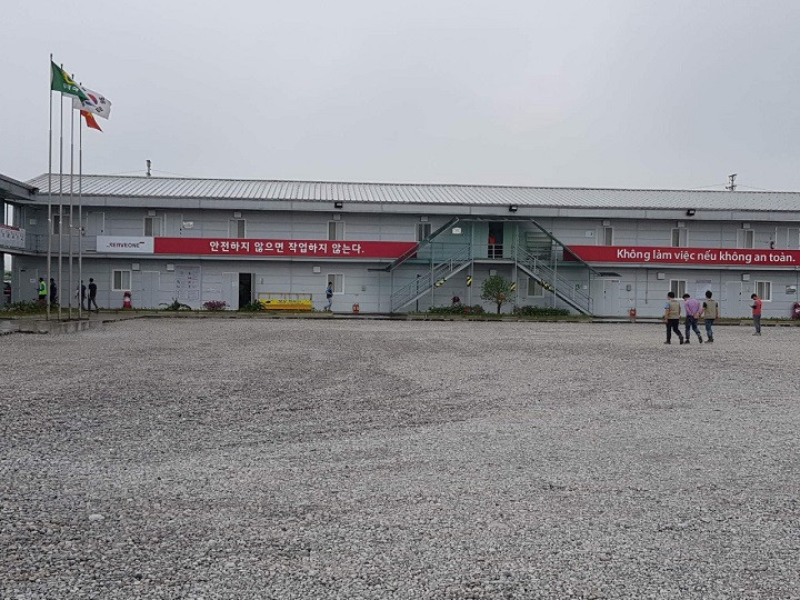 Kỹ thuật viên đang lắp đặt máy photocopy màu hiện đại tại một văn phòng thuộc Khu Công Nghiệp Tràng Duệ, Hải Phòng, đảm bảo dịch vụ cho thuê máy photocopy hoạt động trơn tru