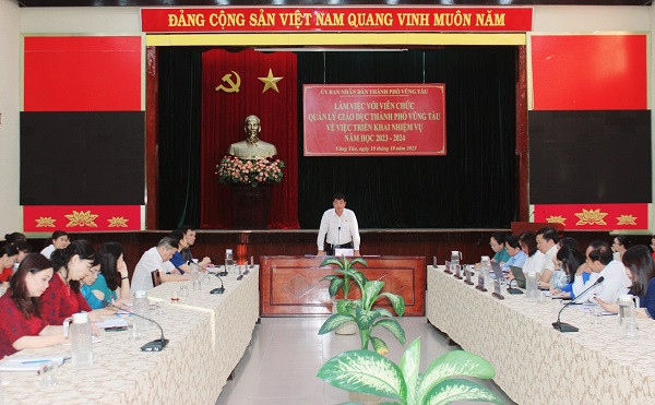 Lãnh đạo địa phương thảo luận về phát triển khu công nghiệp Suối Nghệ và nhu cầu tuyển dụng