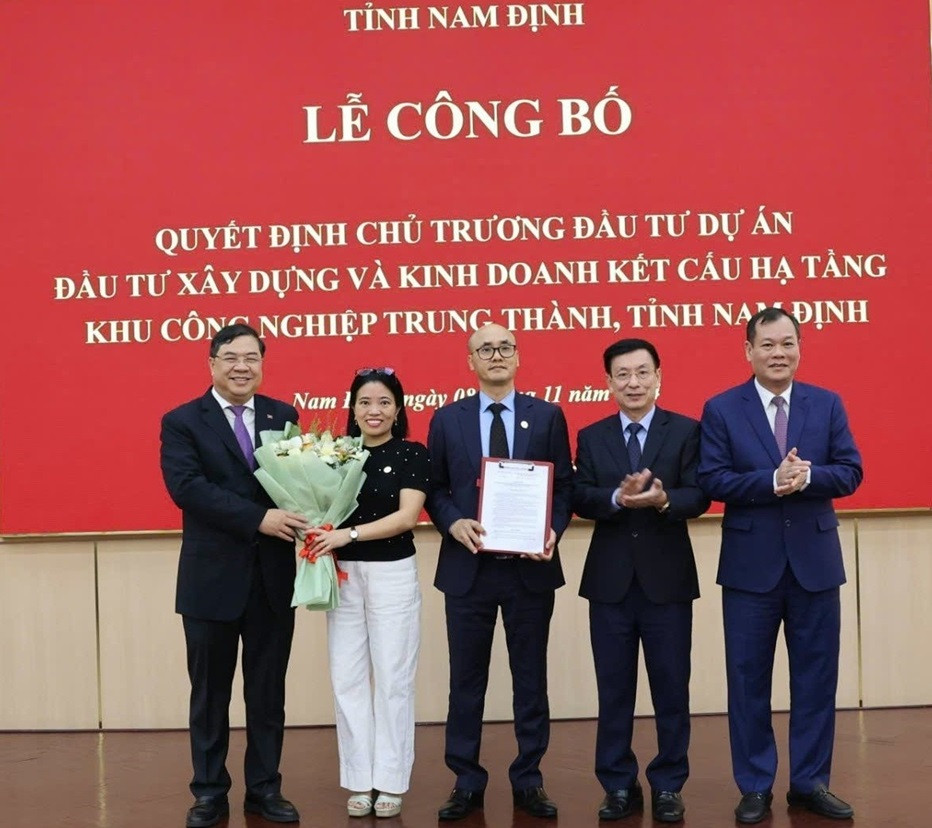 Lãnh đạo tỉnh Nam Định trao quyết định chấp thuận chủ trương đầu tư cho đại diện Capella Land, chủ đầu tư dự án Khu công nghiệp Trung Thành, tại sự kiện công bố.