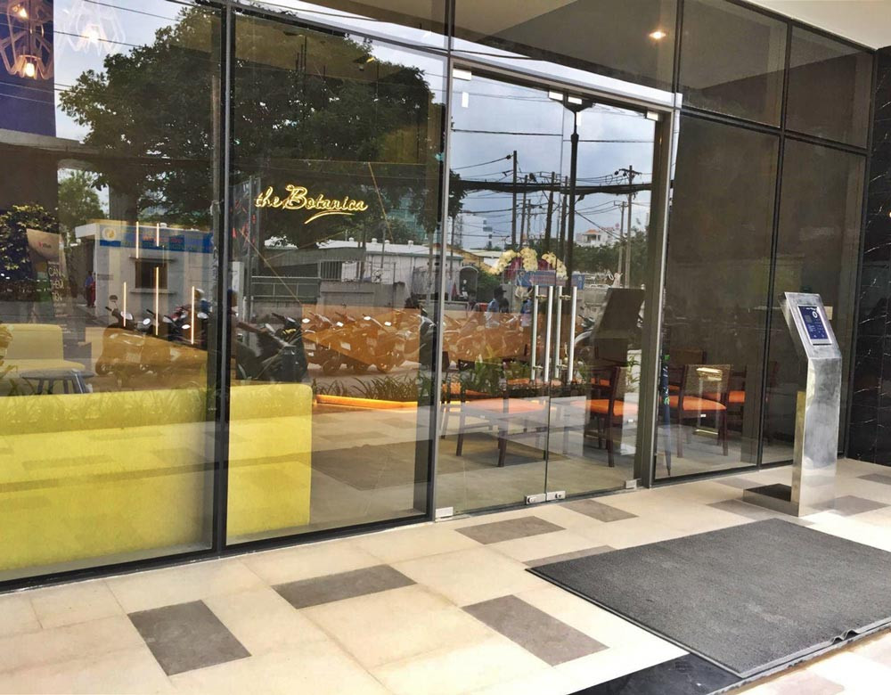 Lối vào chung cư The Botanica với an ninh và thẻ từ