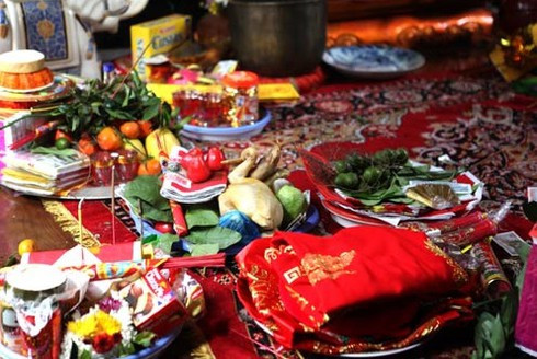 Mâm cúng nhập trạch chung cư tươm tất với hương hoa, trầu cau và lễ vật quan trọng