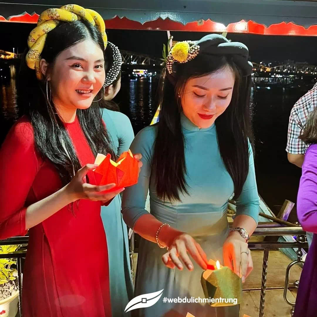 Nghệ sĩ biểu diễn Nhã nhạc cung đình Huế tại Đại Nội