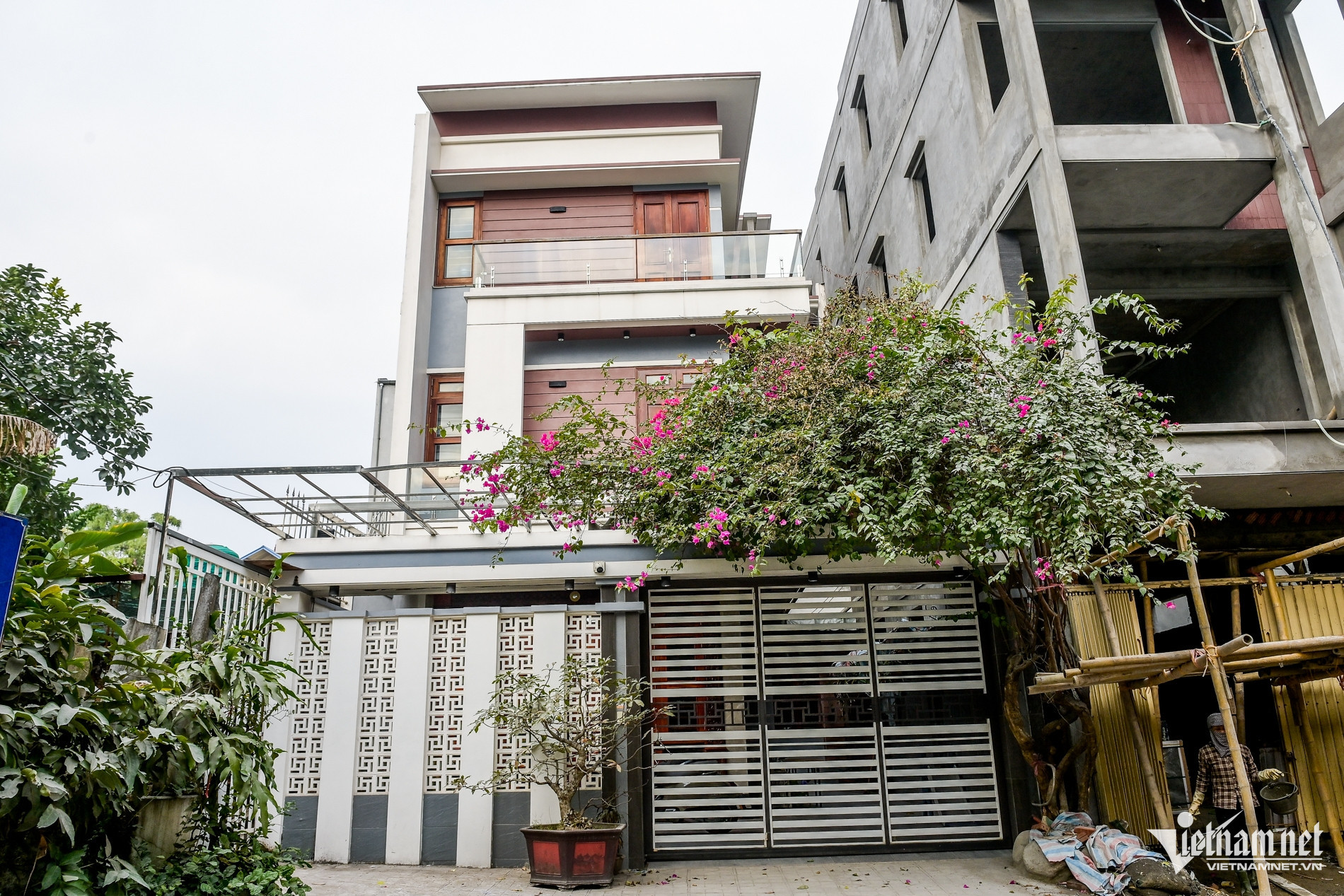 Ngôi nhà hiện đại của Nguyễn Xuân Son ở Nam Định với kiến trúc mặt tiền màu trắng, phong cách trẻ trung.