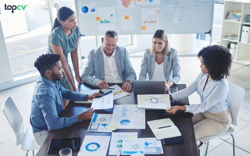 Người bán hàng dự án thực hiện nghiên cứu thị trường chi tiết để tối ưu chiến lược