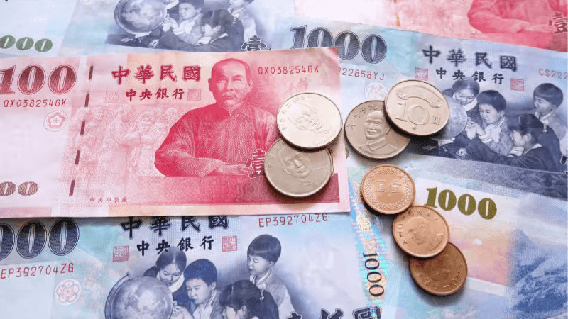 Người đang đếm tiền Đài Loan với nhiều mệnh giá khác nhau