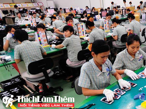 Người lao động làm việc thời vụ trong nhà máy tại khu công nghiệp Long Hậu