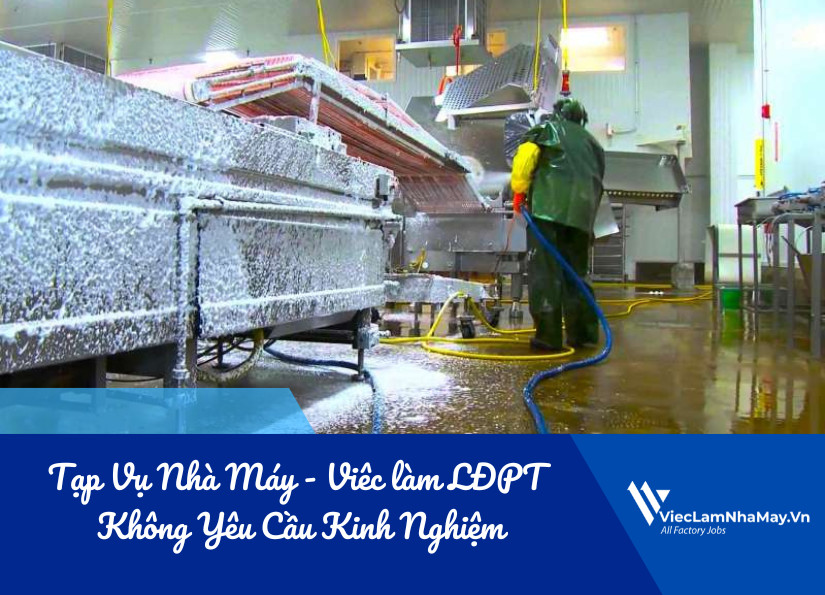 Nhân viên tạp vụ đang vệ sinh sàn nhà xưởng