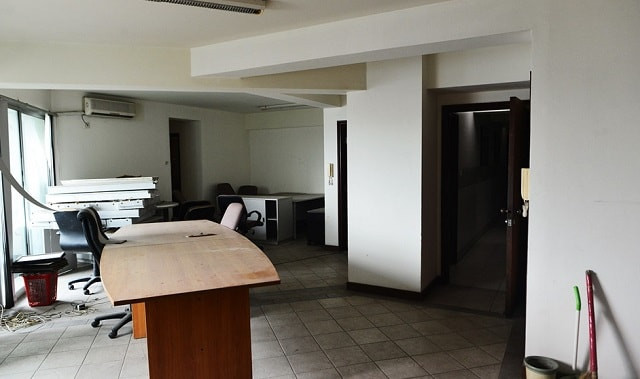 Nội thất căn hộ bên trong chung cư Thuận Kiều Plaza với thiết kế trần thấp và không gian nhỏ.