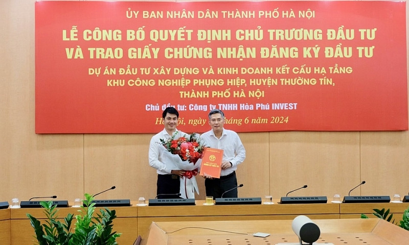 Ông Lê Quang Long trao quyết định đầu tư dự án khu công nghiệp Phụng Hiệp cho Chủ tịch Hòa Phú Invest.