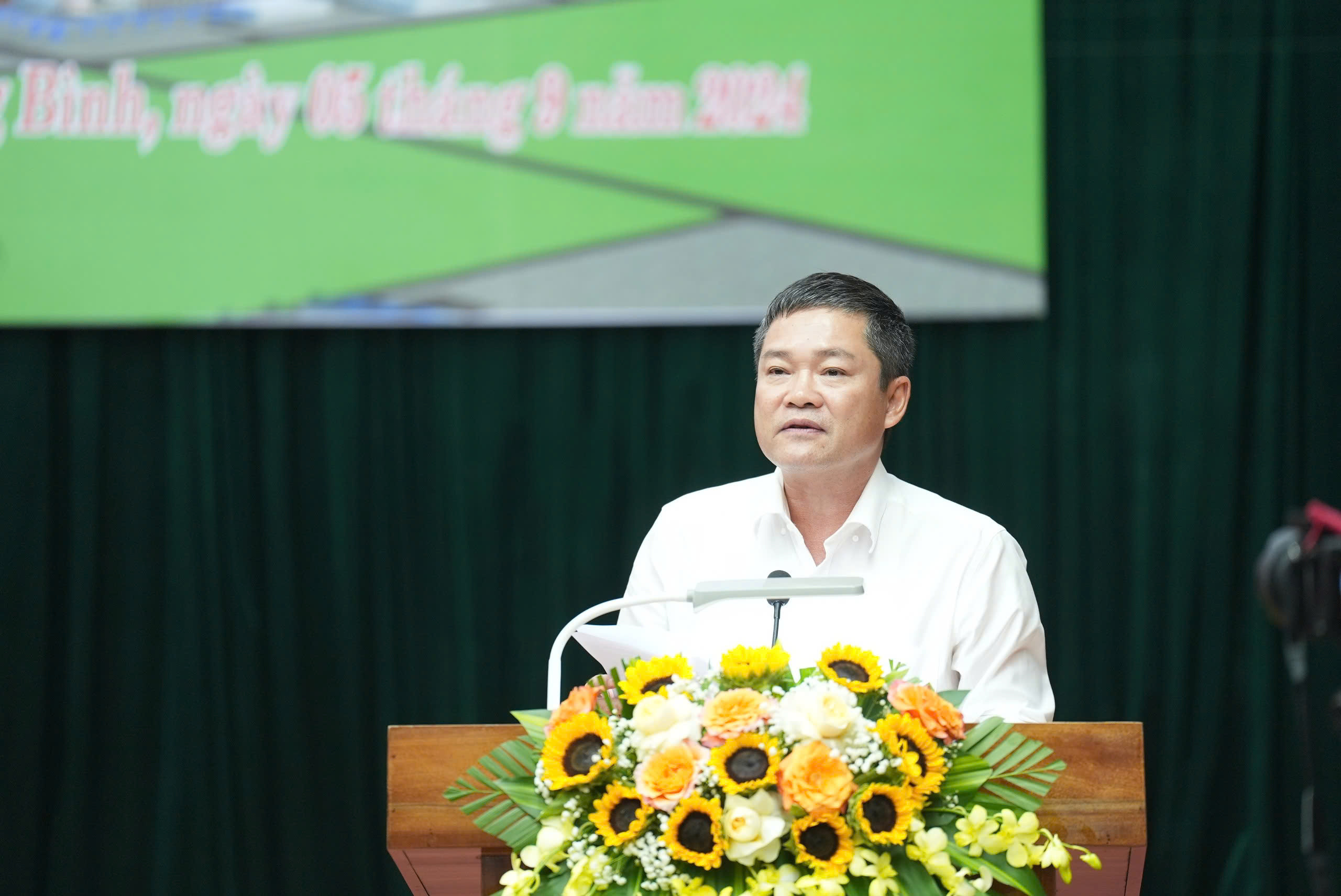 Phó Chủ tịch UBND tỉnh Quảng Bình Phan Phong Phú phát biểu về tầm quan trọng của dự án điện khí LNG tại Quảng Bình.