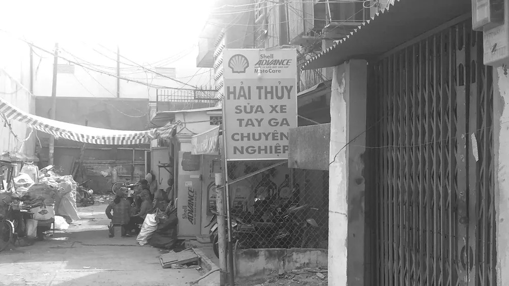 Sân chung tại chung cư Thủy Lợi 4 ngập rác phế liệu, gây ô nhiễm môi trường sống nghiêm trọng