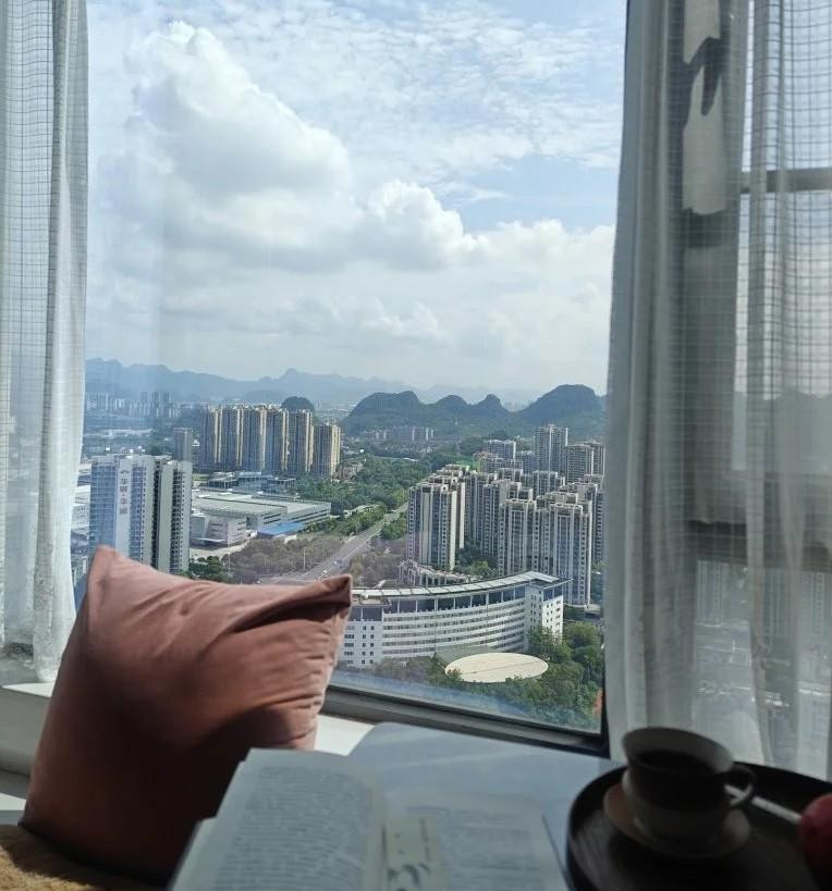 Tầm nhìn thoáng đãng và không khí trong lành tại căn hộ chung cư tầng cao