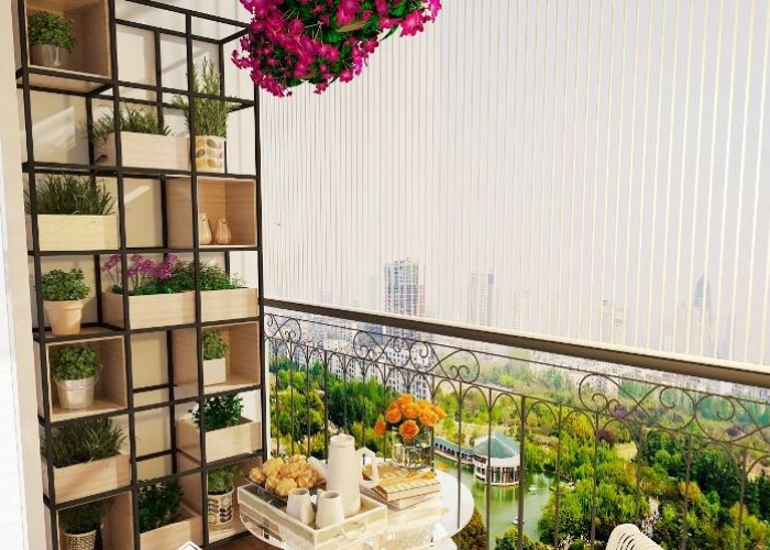 Thiết kế ban công chung cư nhỏ đẹp với lan can sắt an toàn, kệ vườn ươm treo tường và view thành phố thư giãn.
