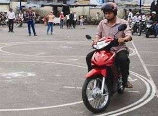 Thực hành thi bằng lái xe máy A1 tại sân sát hạch Đà Nẵng