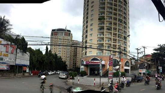 Tòa nhà chung cư Phúc Yên 2 với dấu hiệu xây thêm tầng gây bức xúc cho cư dân.