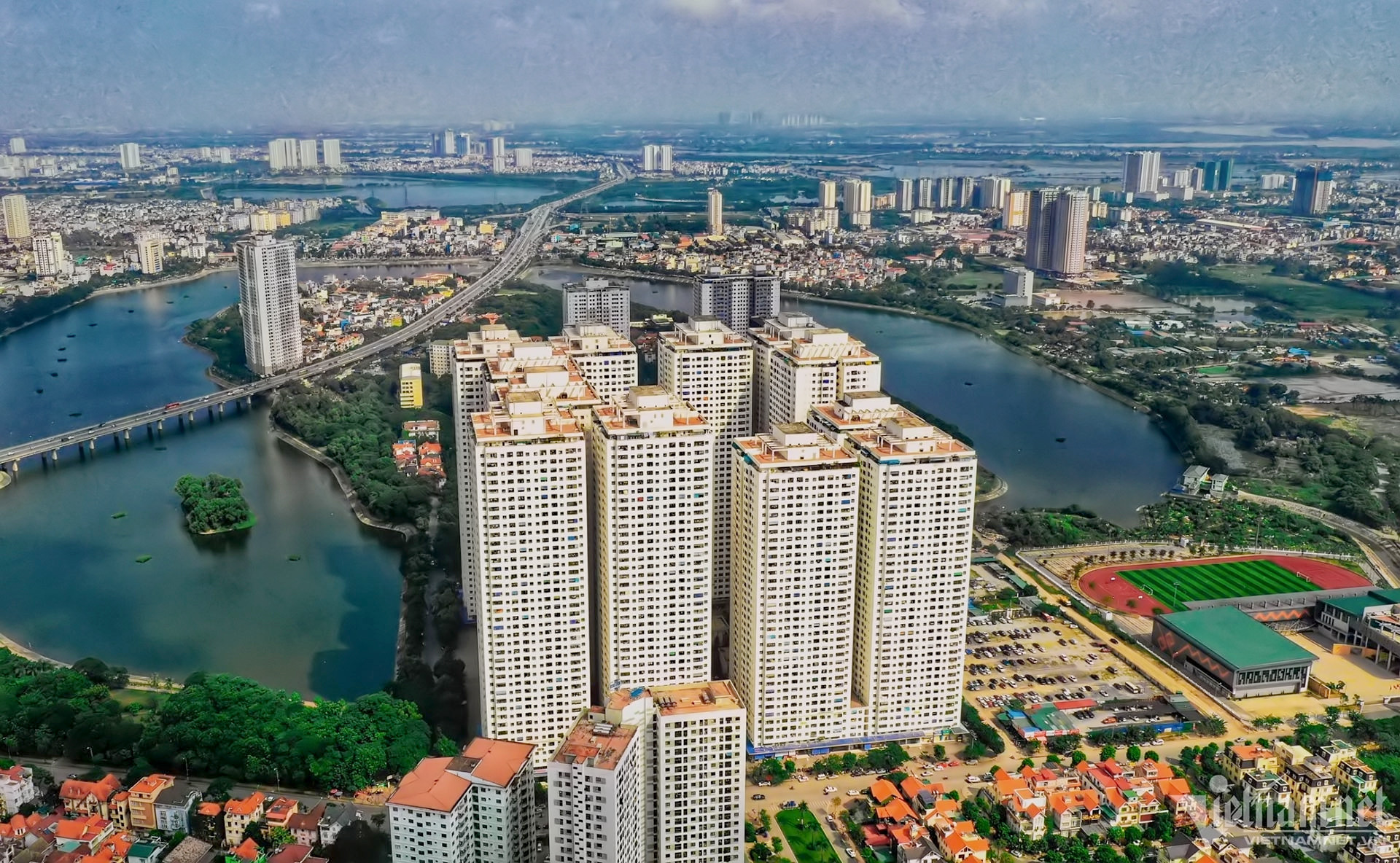 Toàn cảnh các tòa nhà chung cư HH Linh Đàm, thể hiện sự tăng giá căn hộ tại khu vực này.