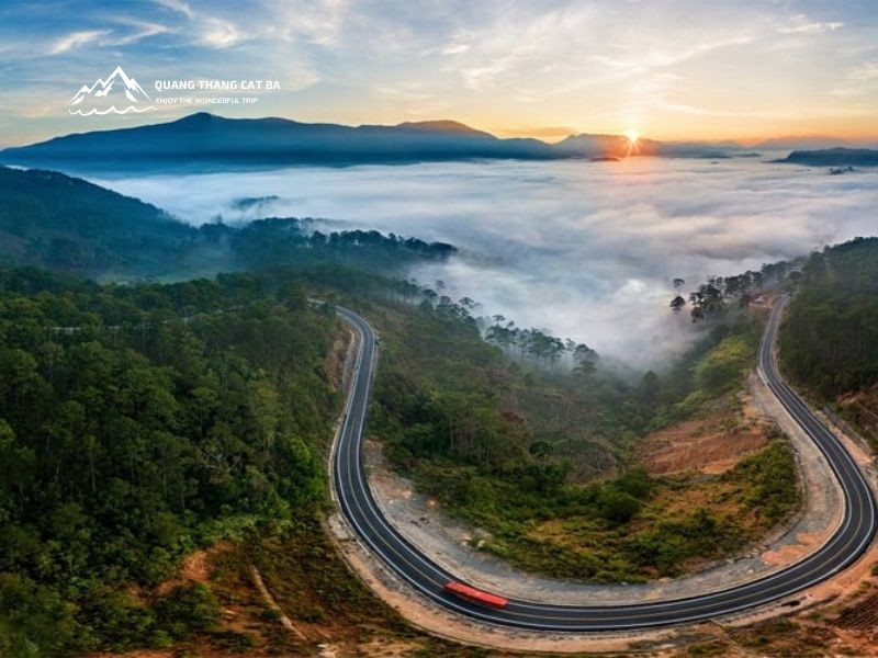 Toàn cảnh đèo Khánh Lê uốn lượn giữa núi rừng hùng vĩ