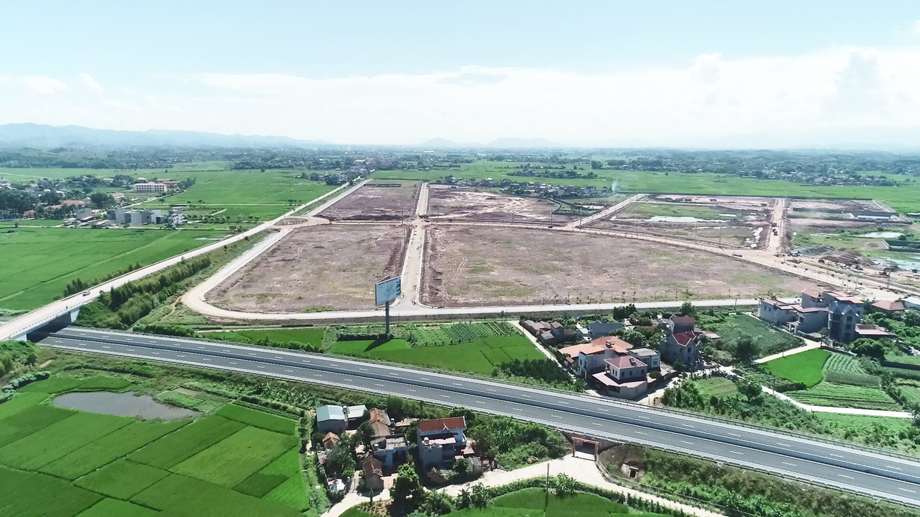 Toàn cảnh Khu công nghiệp Tân Hưng nhìn từ trên cao với hạ tầng hiện đại, đường sá rộng rãi và nhà máy đang hoạt động tại Bắc Giang.