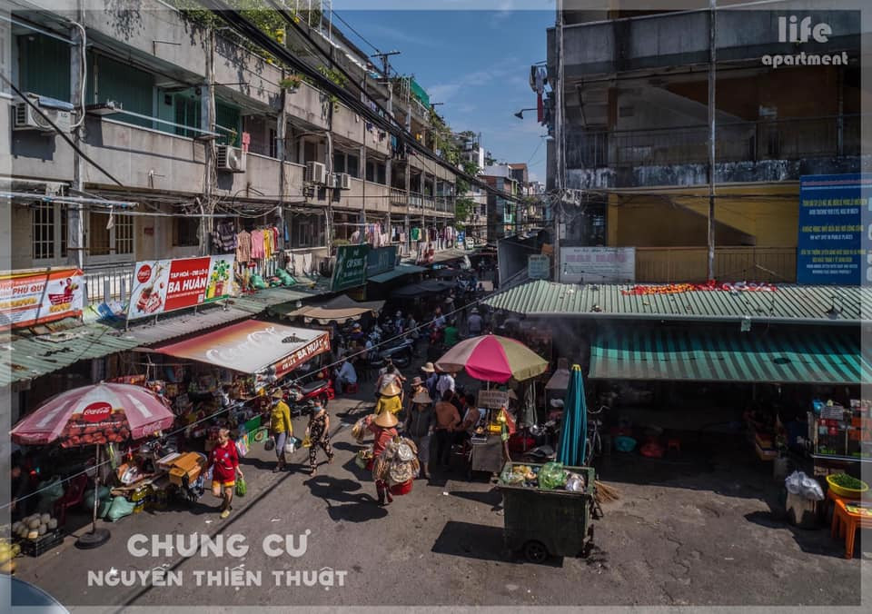 Toàn cảnh mặt tiền chung cư Nguyễn Thiện Thuật Quận 3 với hoạt động buôn bán sầm uất