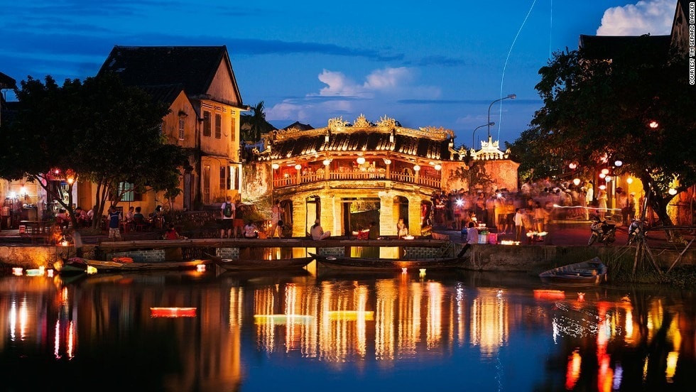 Toàn cảnh Phố cổ Hội An với những mái nhà ngói đỏ và dòng sông Thu Bồn