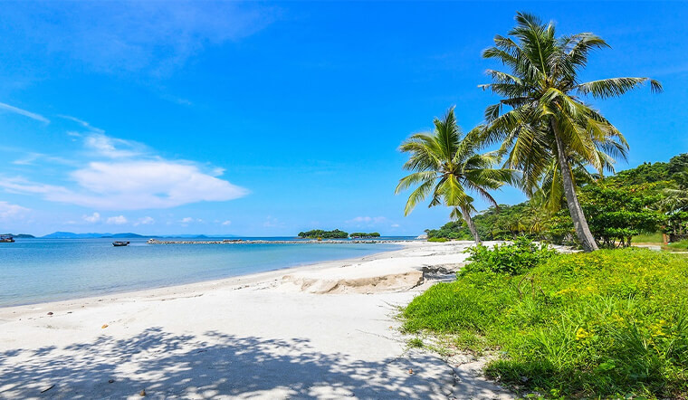 Toàn cảnh thành phố Hà Tiên nhìn từ trên cao, thể hiện vị trí độc đáo của Hà Tiên tại Kiên Giang