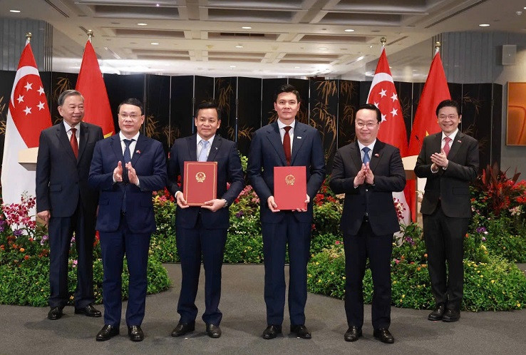 Tổng Bí thư và Thủ tướng Singapore chứng kiến trao quyết định chủ trương đầu tư Khu công nghiệp VSIP Nghệ An 3, đánh dấu bước phát triển mới cho các dự án VSIP tại Nghệ An.