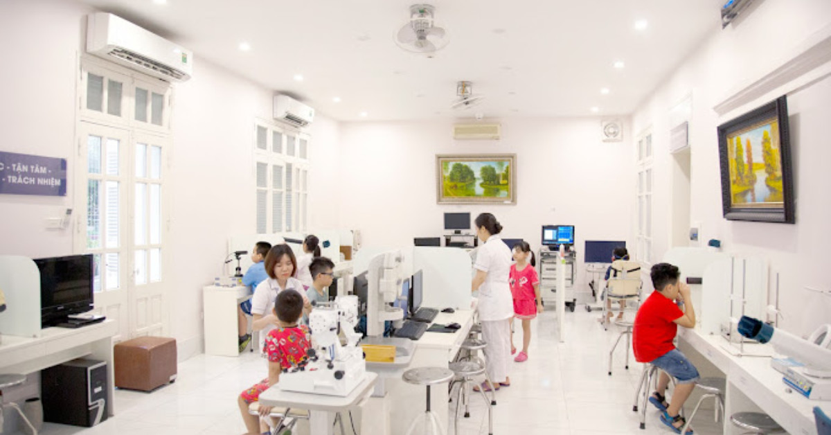 Trẻ em được kiểm tra thị lực tại Bệnh viện Mắt Quốc tế Việt - Nga, một địa chỉ uy tín để khám mắt cho bé ở Hà Nội.