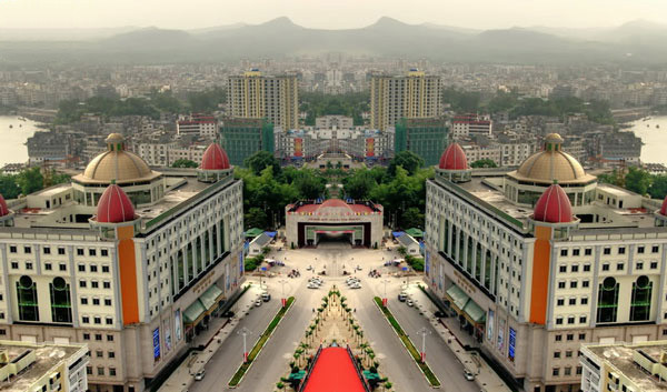 Xe khách di chuyển trên cao tốc