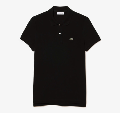 Áo polo Lacoste nữ màu hồng nhạt trên mannequin, thể hiện sự thanh lịch và phong cách khi mua áo Lacoste xịn ở đâu