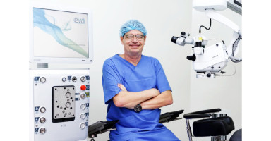 Bác sĩ nhãn khoa JD Ferwerda tại European Eye Center, một chuyên gia đáng tin cậy khi tìm kiếm địa chỉ khám mắt ở TP.HCM