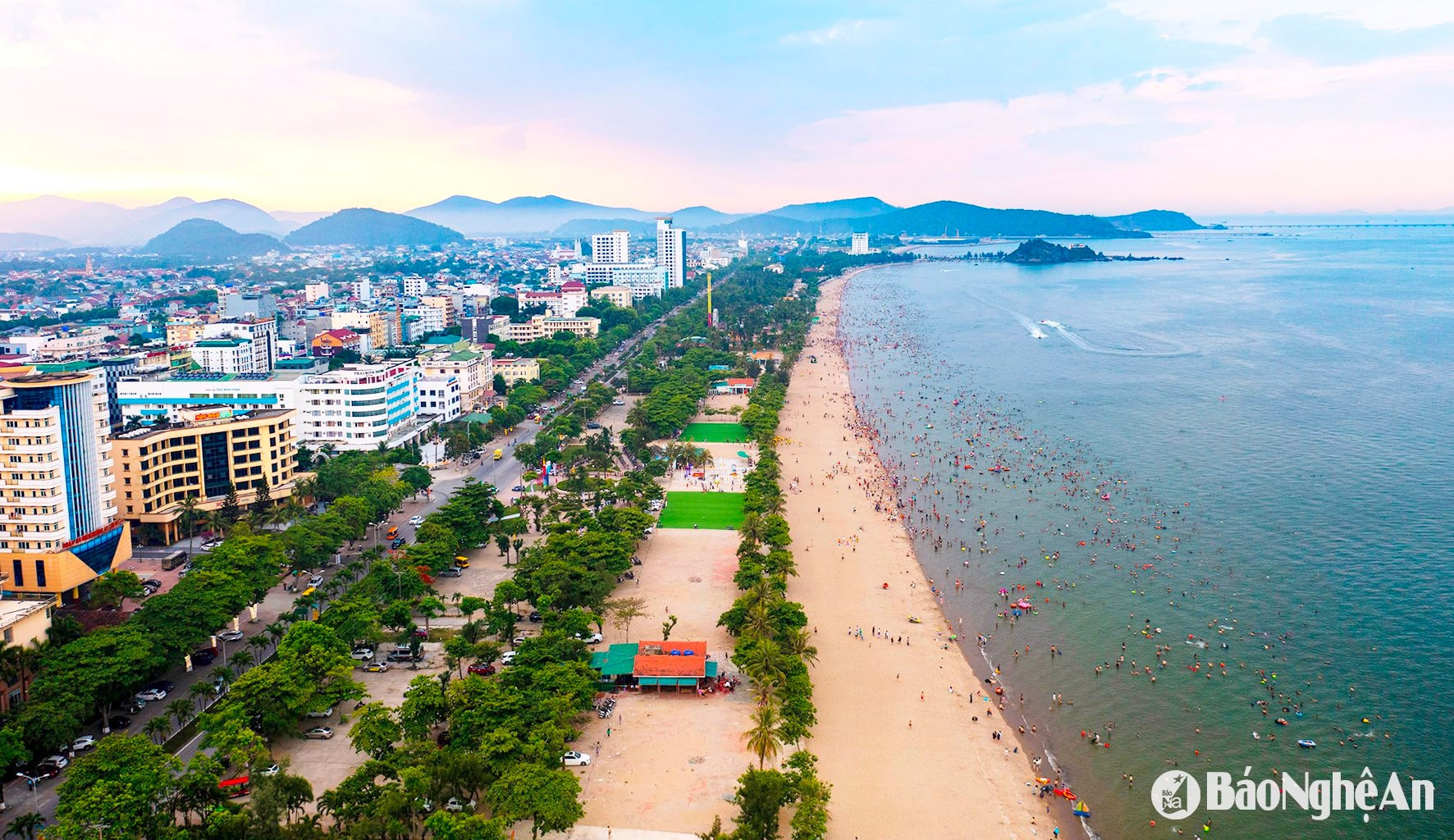 bãi biển Cửa Lò đẹp với cát trắng mịn và làn nước xanh biếc