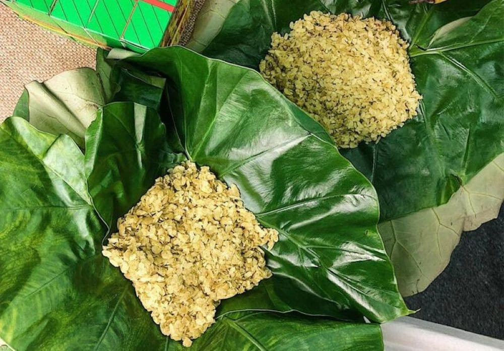 Bó cốm làng Vòng xanh mướt gói trong lá sen, biểu tượng ẩm thực Hà Nội mùa thu