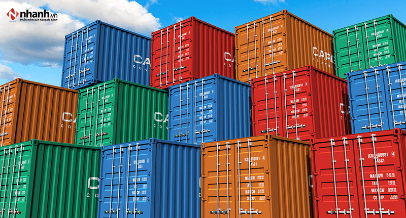 Cảnh kho hàng lớn quốc tế Nam Ninh với nhiều kệ hàng và xe nâng đang hoạt động