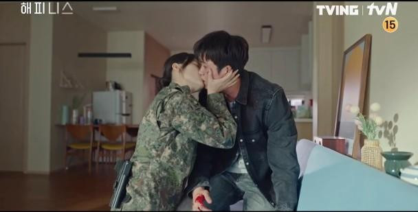 Cặp đôi Jung Yi Hyun và Yoon Sae Bom trong phim Happiness chung cư có độc chia sẻ khoảnh khắc lãng mạn