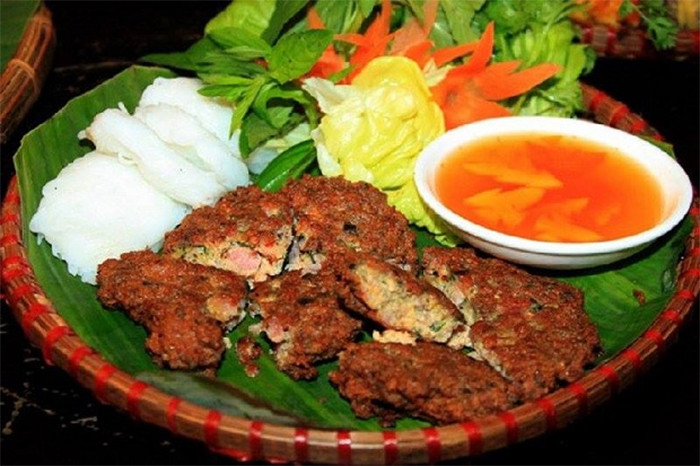 Chả rươi vàng ươm trên đĩa