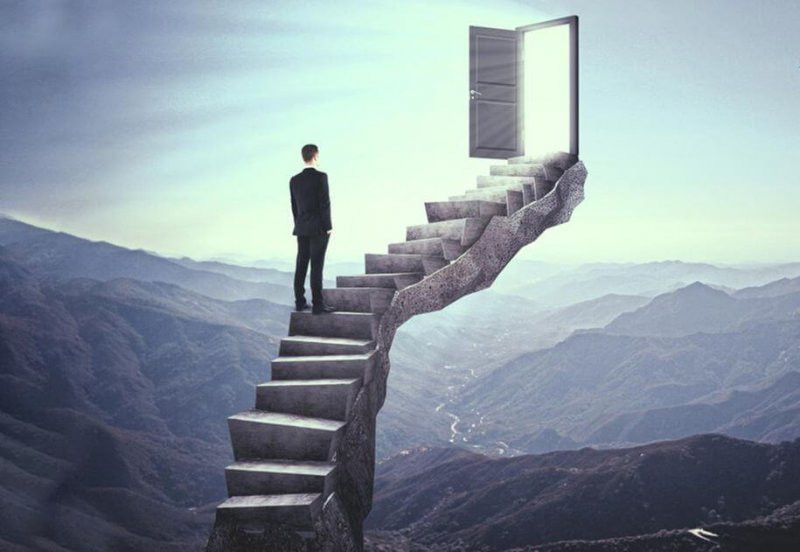 Chuyên gia bất động sản tận tâm làm việc