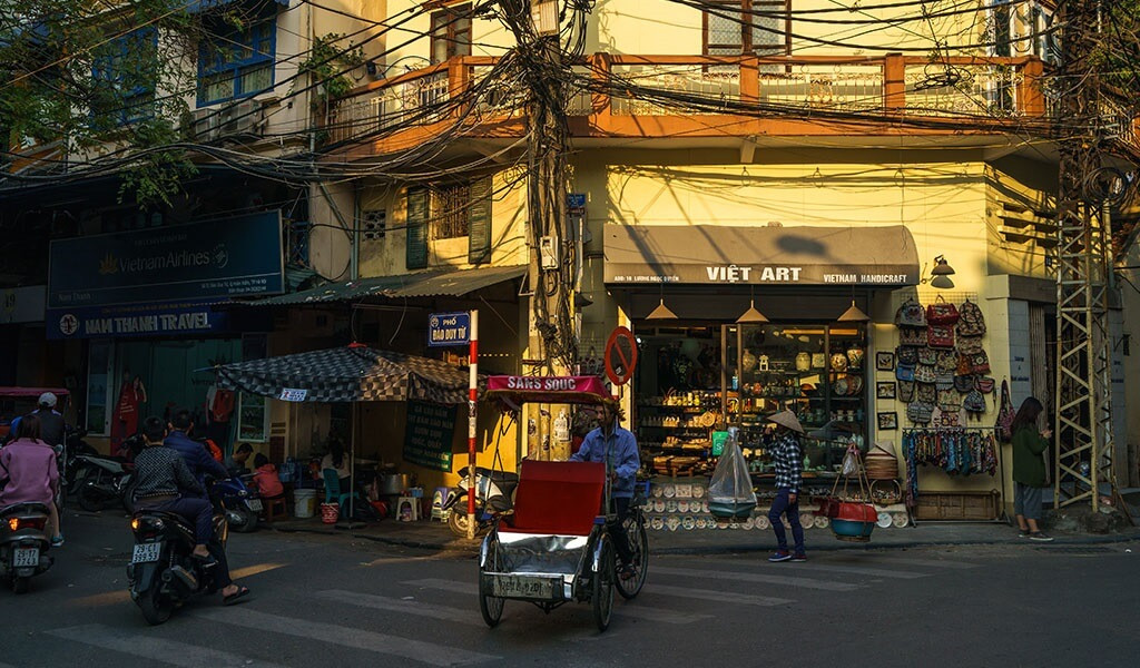 Con đường phố cổ Hà Nội với kiến trúc truyền thống và sắc lá vàng của mùa thu tháng 8