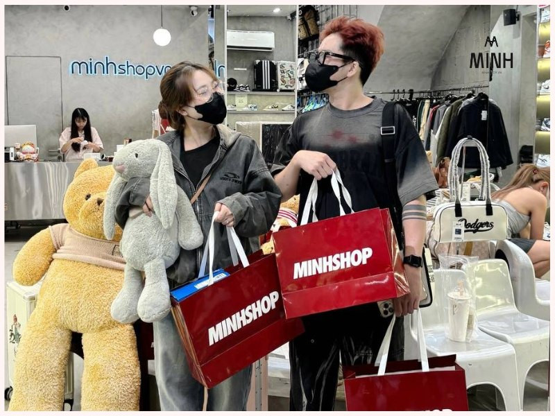 Cửa hàng Minhshop trưng bày các mẫu giày Asics chính hãng