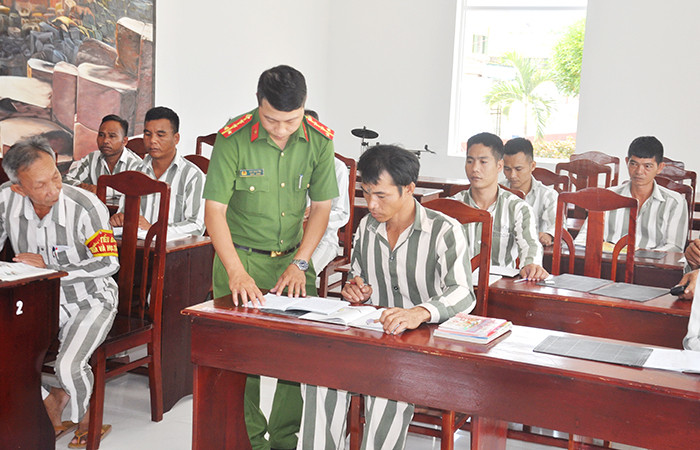Đại úy Ngô Sinh Tồn hướng dẫn phạm nhân học chữ tại trại giam Xuân Phước Phú Yên