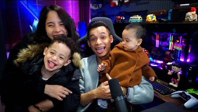 Độ Mixi và gia đình hạnh phúc tại biệt phủ 7 tầng