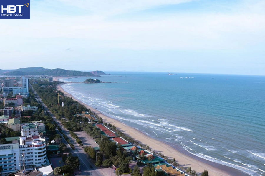 Du khách vui vẻ xuống xe khách chất lượng cao tại Cửa Lò, minh họa cho chuyến đi an toàn và tiện lợi.