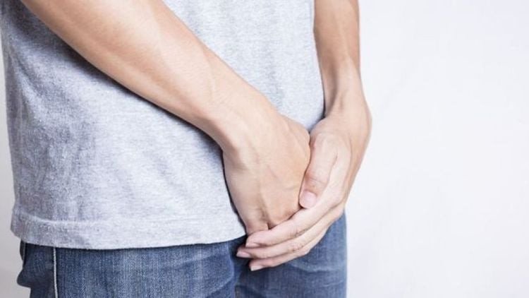 Dương vật nổi mẩn đỏ có mủ là một trong các triệu chứng của viêm nang lông