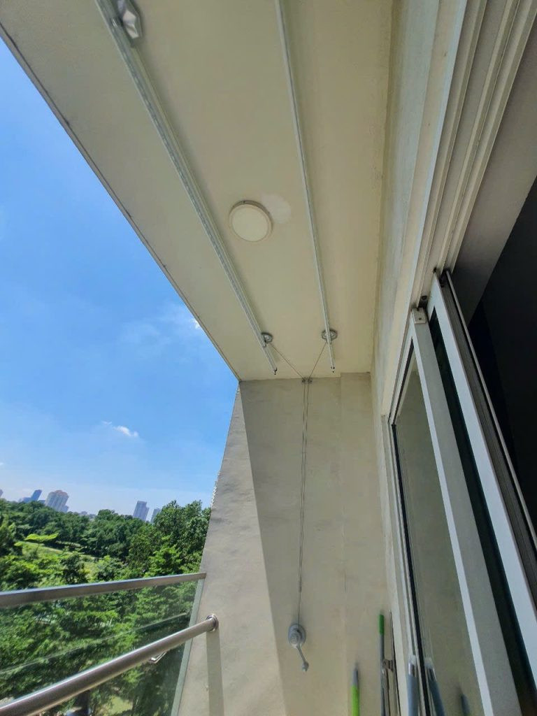 Giàn phơi đồ chung cư treo trên trần ban công giúp tiết kiệm không gian