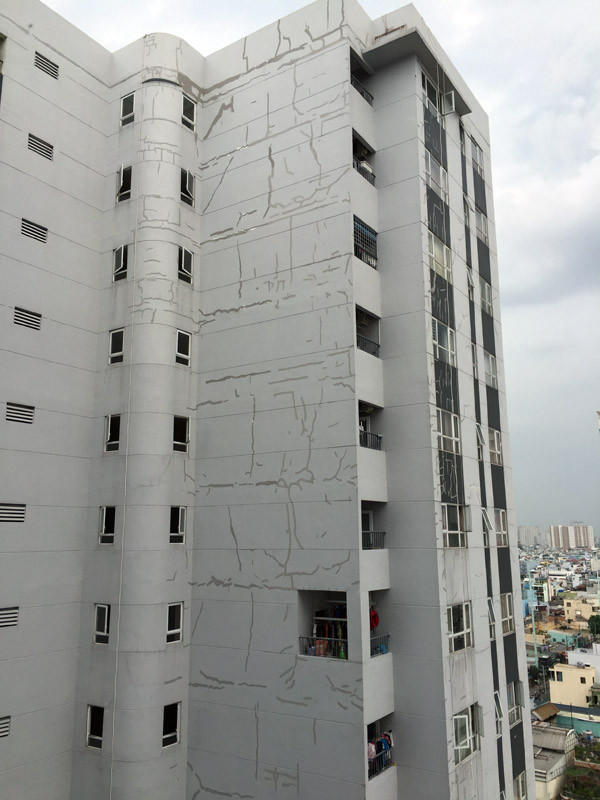 Hình ảnh minh họa vết nứt chân chim trên tường chung cư Babylon Âu Cơ, gợi lên nghi vấn về chất lượng xây dựng.