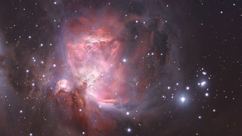 Hình ảnh một dải thiên hà huyền ảo, minh họa khoảng cách vũ trụ khổng lồ được đo bằng năm ánh sáng.