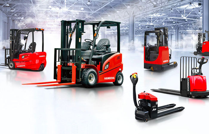 Hình ảnh xe nâng hàng hoạt động trong kho bãi, minh họa ứng dụng của thiết bị này trong vận chuyển hàng hóa