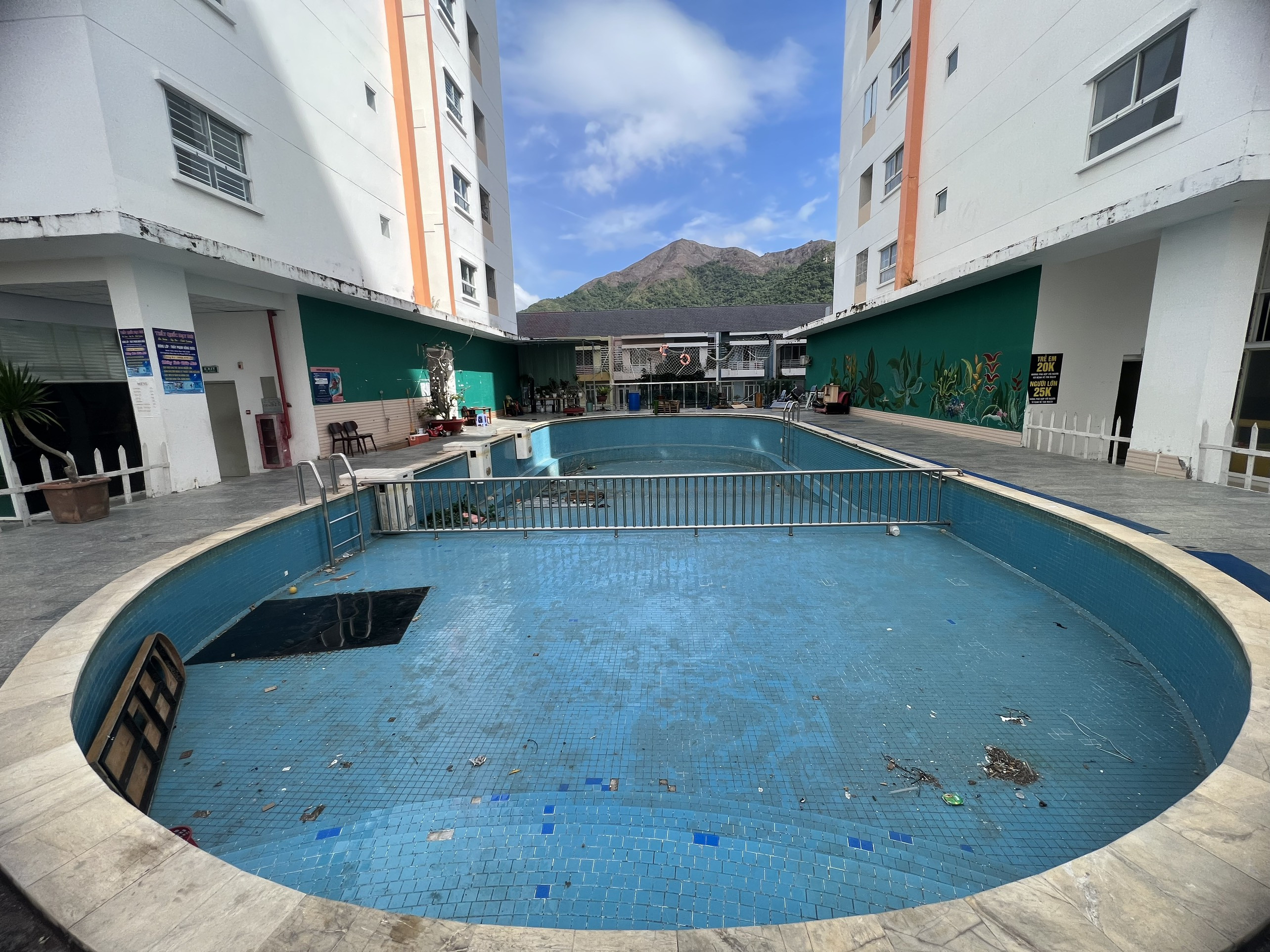 Hồ bơi bỏ hoang tại Chung cư Hoàng Quân Nha Trang gây mất mỹ quan và tiềm ẩn nguy hiểm cho cư dân