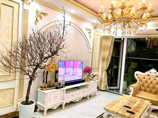 Hoa mai rực rỡ đặt cạnh cửa kính sảnh chung cư