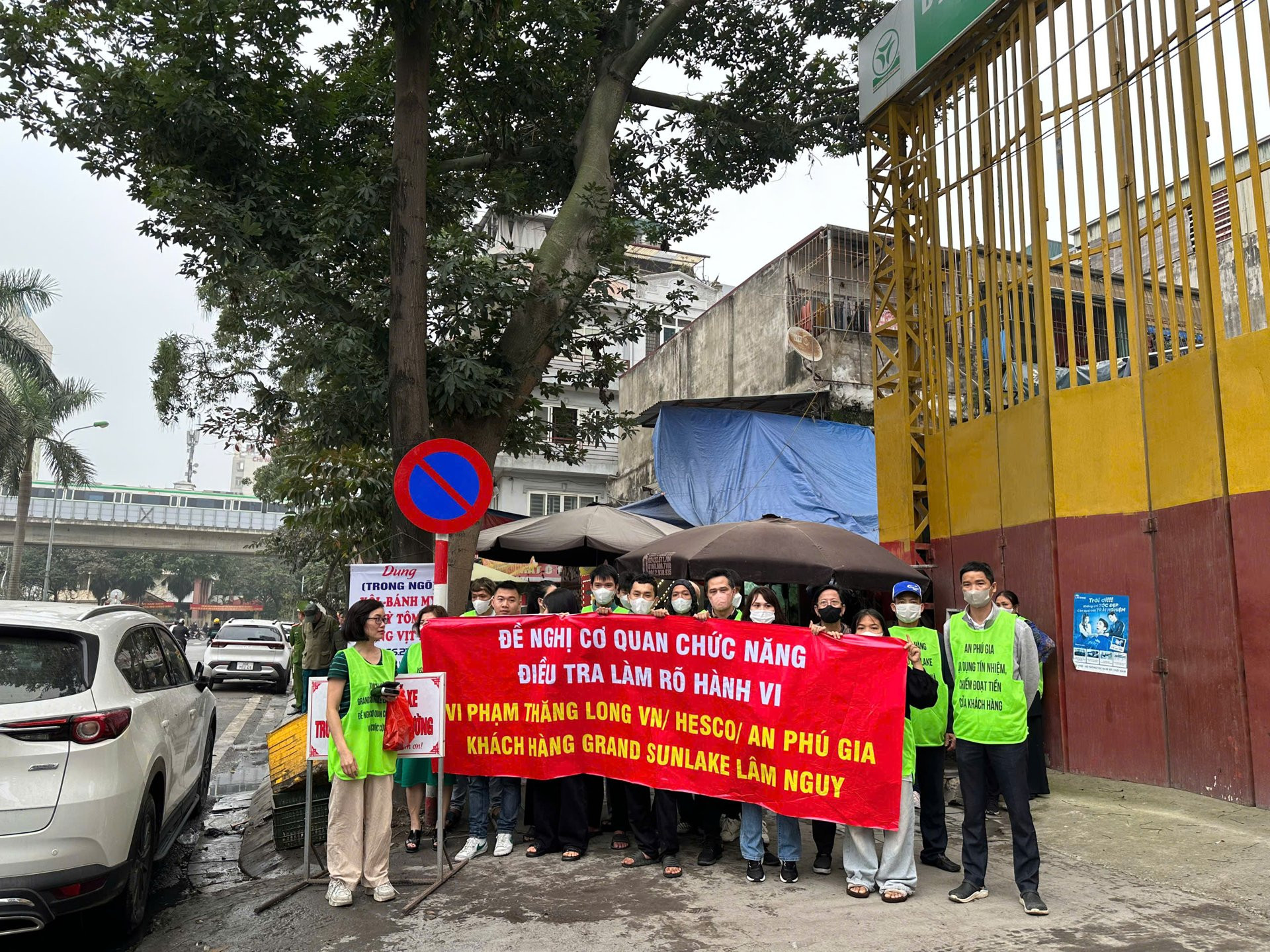 Khách hàng biểu tình đòi quyền lợi tại Grand Sunlake Văn Quán