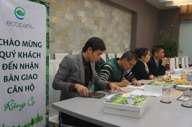 Khách hàng đầu tiên nhận bàn giao chung cư Rừng Cọ Ecopark tại buổi lễ trang trọng.